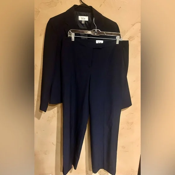 Le Suit Women’s Navy Blue 2 Piece Suit – Size 10 Pleated Pants Worn Once - Picture 3 of 12